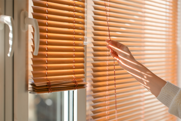 Hand turning window blinds